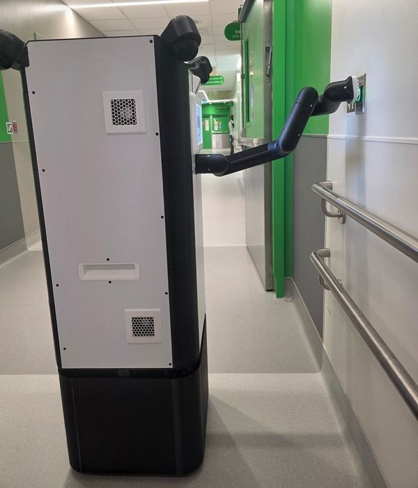 Un robot passe sa carte d'accès pour entrer dans un local.